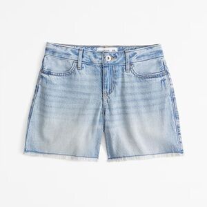 NWT Abercrombie Kids Girls mid rise baggy shorts.
Color: LIGHT WASH. Size: 17/18